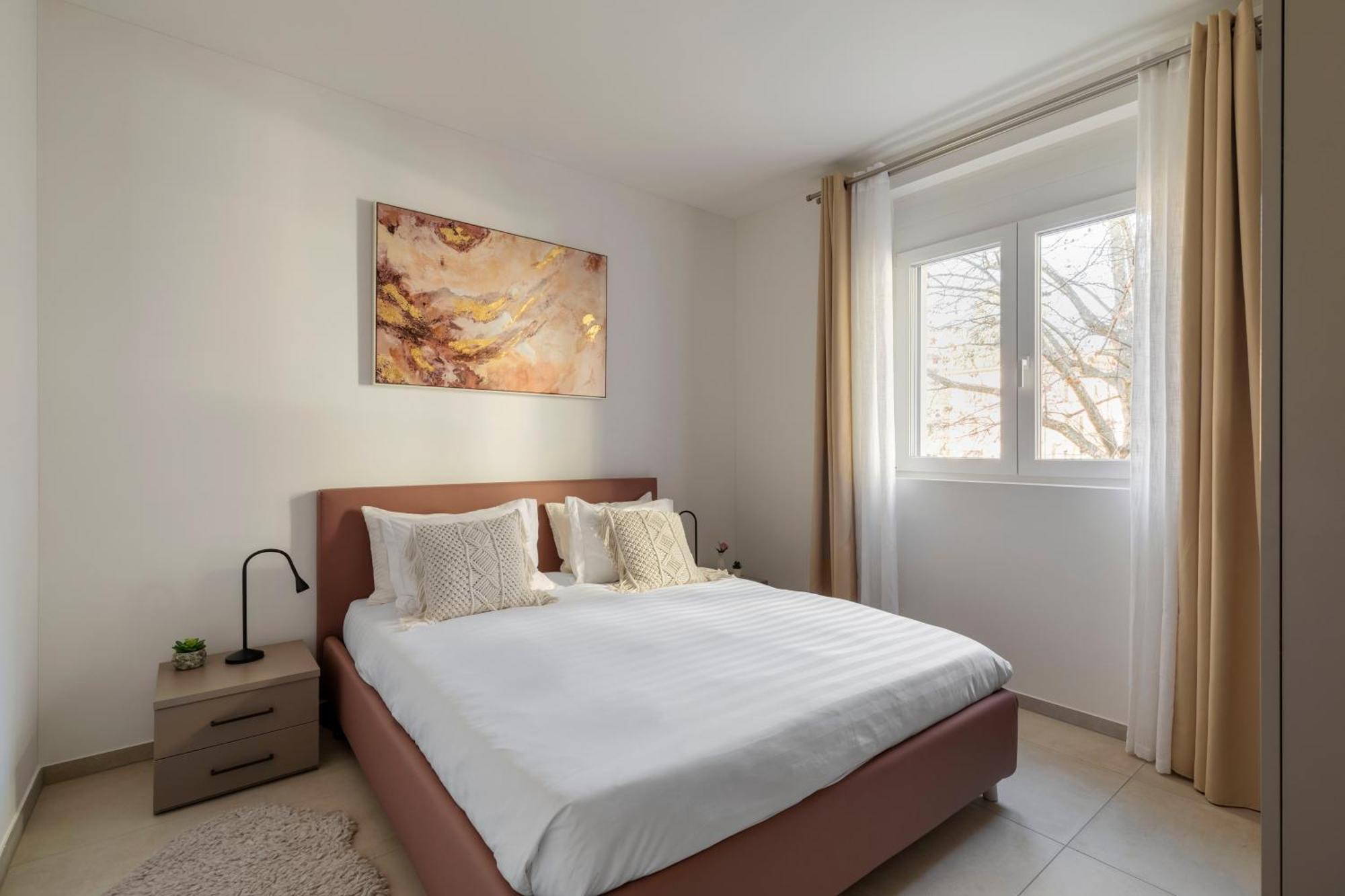 Regalia Suites - Free Parking Лугано Екстериор снимка